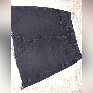 Women’s Black Old Navy Skirt. Very comfortable and perfect length. Size 6
